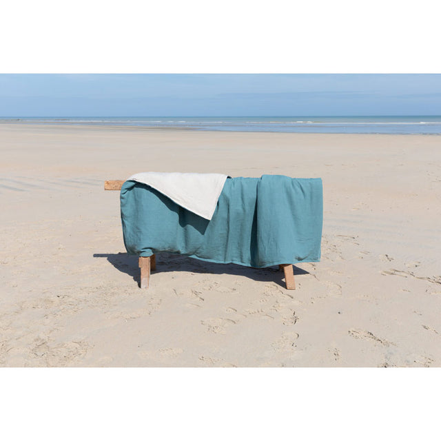 Cozy yet lightweight, the quilt - whether placed at the foot of the bed or draped over a sofa - warms the feet of young and old alike when winter arrives. It wraps a comforting warmth around the shoulders of those who enjoy sipping hot tea in the morning sunlight, as well as the little ones staying up late to listen to stories told by their elders. Applied to washed linen, this light grey colour with a greenish tint brings a sense of serenity to the bedroom